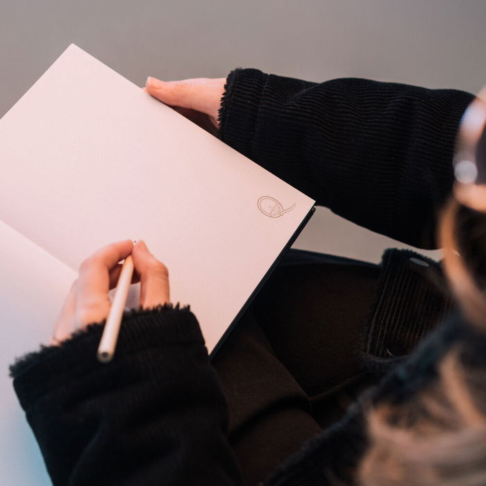 ERIK Cuaderno A5 Premium Queen 96 hojas Tapa Dura Laminada Mate Interior Bullet Cinta Marcapáginas Bolsillo ERIK Cuaderno A5 Premium Queen 96 hojas Tapa Dura Laminada Mate Interior Bullet Cinta Marcapáginas Bolsillo