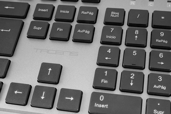 Tacens ZENITHIT Combo Inalámbrico 3 en 1 Kit Teclado Completo QWERTY Italiano + Ratón 3200 DPI + Alfombrilla con SmartKey Copilot AI - 2.4GHz, Gris