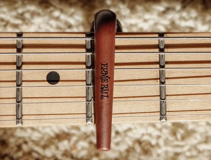 Ernieball Cejilla Precision Negra para Guitarra Acústica y Eléctrica