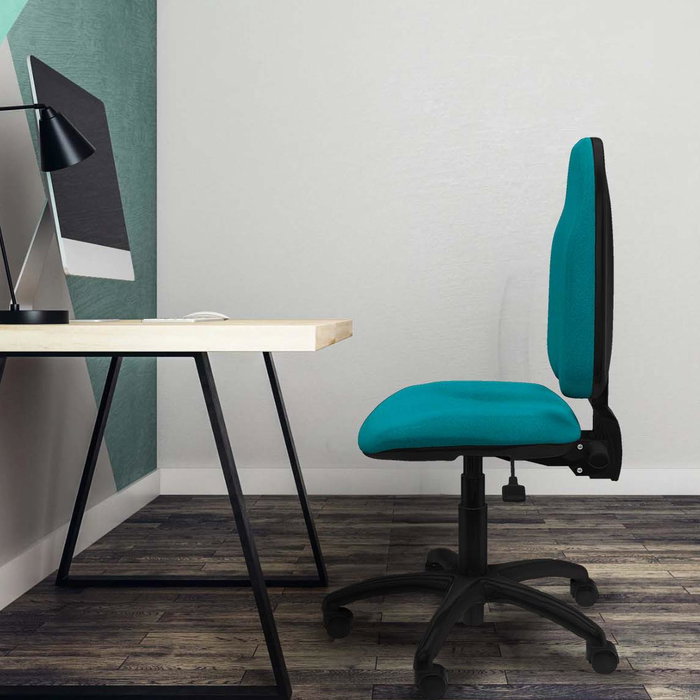Silla de oficina Algarra con mecanismo Asincro tapizada con Tela color Verde botella. Equipada con Base poliamida negra, Sin brazos y Ruedas de nailon 50 mm