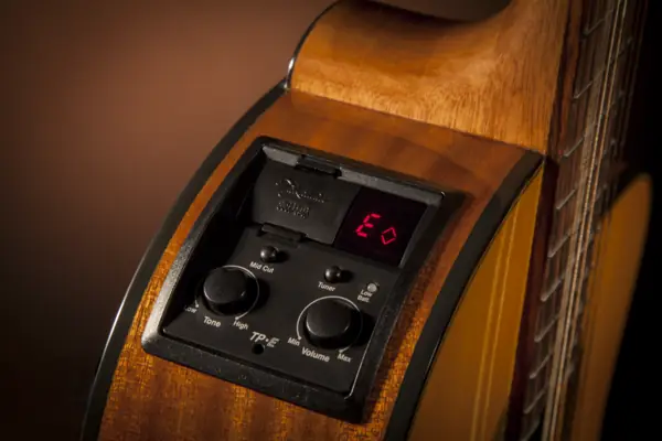 Takamine GC1CE-NAT Guitarra clásica electroacústica con tapa de abeto Takamine GC1CE-NAT Guitarra clásica electroacústica con tapa de abeto