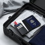 Satechi Billetera para pasaporte de cuero vegano con Find My, Negro