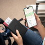 Satechi Billetera para pasaporte de cuero vegano con Find My, Negro
