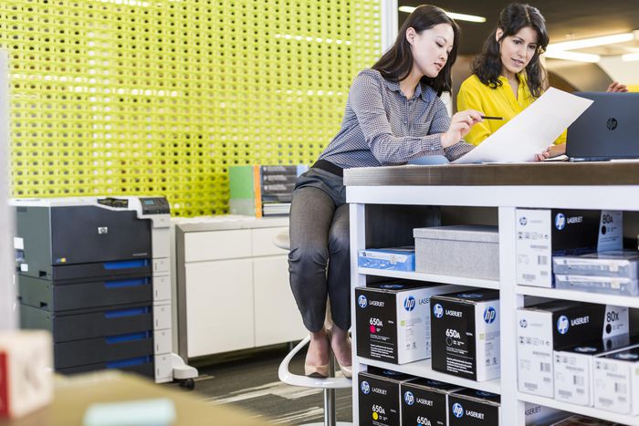 HP CP5225n Impresora Color LaserJet Professional A3 para Negocios