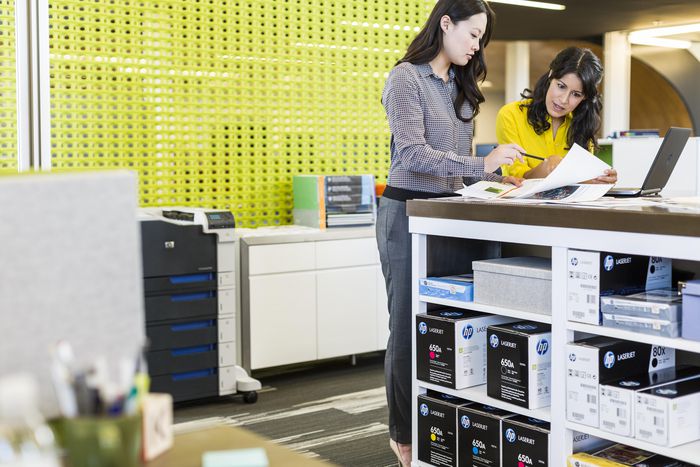 HP CP5225n Impresora Color LaserJet Professional A3 para Negocios