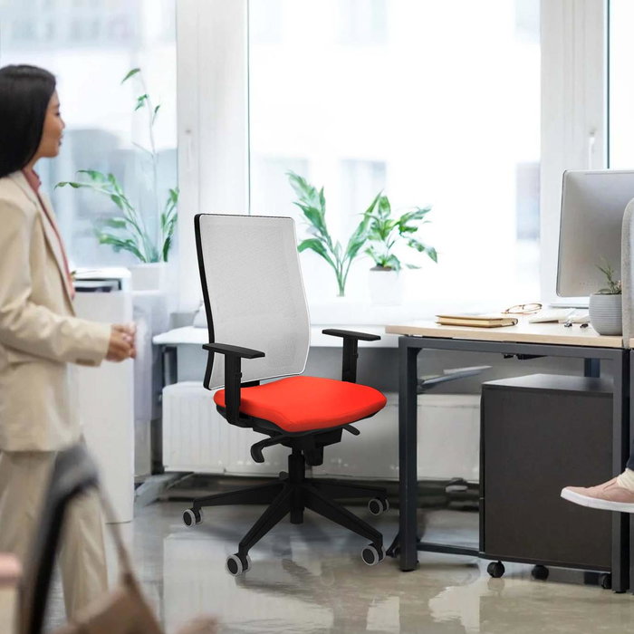 Silla de oficina Horna con mecanismo Sincro tapizada con Tela color Rojo y malla color Blanco. Equipada con lumbar 1D, Brazos 1D y Ruedas 65 mm parqué