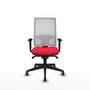 Silla de oficina Horna con mecanismo Sincro tapizada con Tela color Rojo y malla color Blanco. Equipada con lumbar 1D, Brazos 1D y Ruedas 65 mm parqué