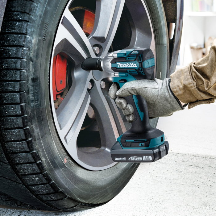 Makita DTW210RFJ Llave de impacto inalámbrica 18V con 2 baterías de 3,0 Ah