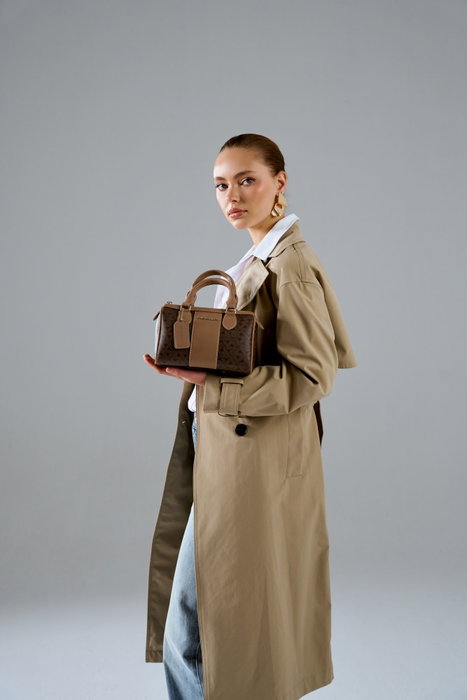 Vince Camuto Bolso de mano monograma marrón, polipiel, 21x13x13 cm Vince Camuto Bolso de mano monograma marrón, polipiel, 21x13x13 cm