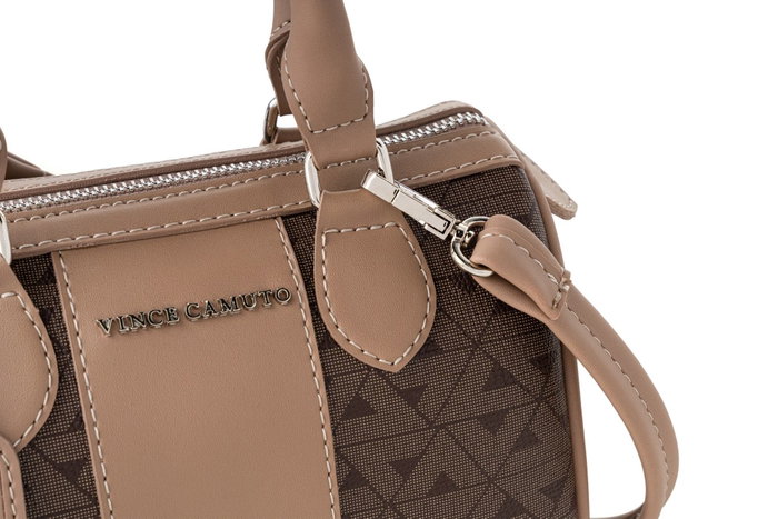 Vince Camuto Bolso de mano monograma marrón, polipiel, 21x13x13 cm Vince Camuto Bolso de mano monograma marrón, polipiel, 21x13x13 cm