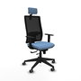Silla de oficina Horna con mecanismo Sincro/Traslack tapizada con Tela color Azul cielo y malla color Negro. Equipada con lumbar 1D, Brazos 1D, Cabecero 2D y Ruedas 65 mm parqué