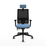 Silla de oficina Horna con mecanismo Sincro/Traslack tapizada con Tela color Azul cielo y malla color Negro. Equipada con lumbar 1D, Brazos 1D, Cabecero 2D y Ruedas 65 mm parqué