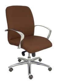 Silla Caudete confidente con mecanismo Basculante avanzado tapizada con Tela color Marrón oscuro. Equipada con Base aluminio, Brazos fijos y Ruedas de parqué