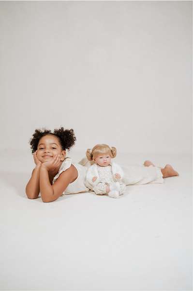 Muñecas Arias Aria Beige Muñeca Elegance 40 cm con Mecanismo de Risa Try Me, Pelo, Funciona con 3 Pilas LR44 (Incluidas), Edad 3+