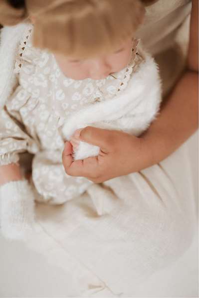 Muñecas Arias Aria Beige Muñeca Elegance 40 cm con Mecanismo de Risa Try Me, Pelo, Funciona con 3 Pilas LR44 (Incluidas), Edad 3+