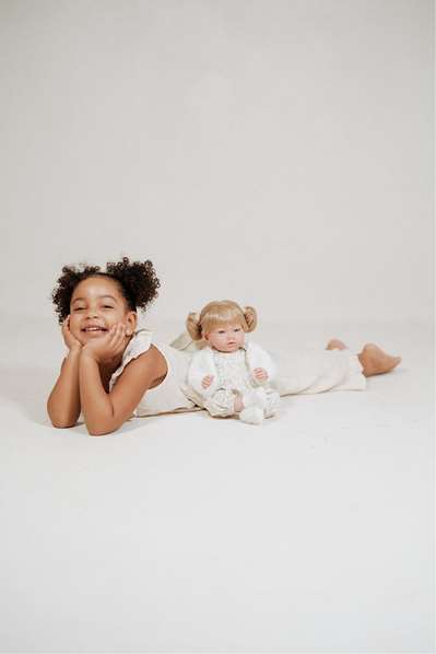 Muñecas Arias Aria Beige Muñeca Elegance 40 cm con Mecanismo de Risa Try Me, Pelo, Funciona con 3 Pilas LR44 (Incluidas), Edad 3+