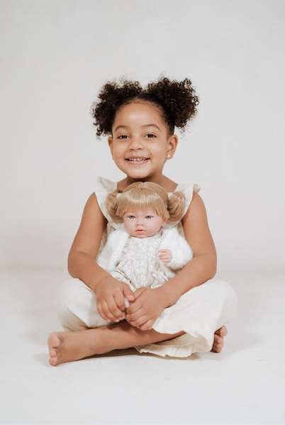 Muñecas Arias Aria Beige Muñeca Elegance 40 cm con Mecanismo de Risa Try Me, Pelo, Funciona con 3 Pilas LR44 (Incluidas), Edad 3+