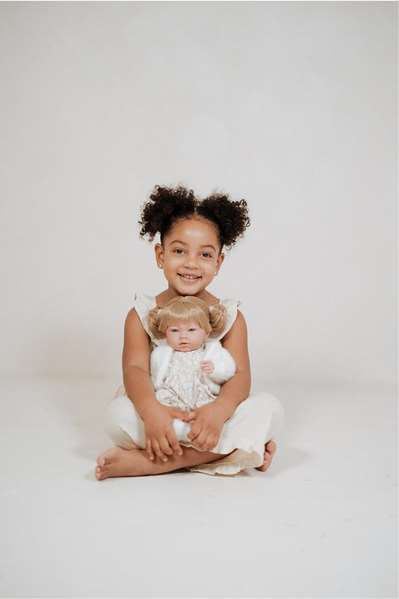 Muñecas Arias Aria Beige Muñeca Elegance 40 cm con Mecanismo de Risa Try Me, Pelo, Funciona con 3 Pilas LR44 (Incluidas), Edad 3+