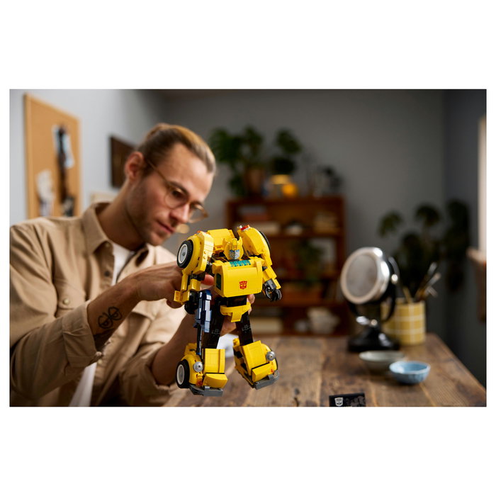 LEGO Bumblebee 10338 - Juego de Construcción Icons 950 Piezas, Modelo para Adultos de 18+ Años, Plástico, Multicolor