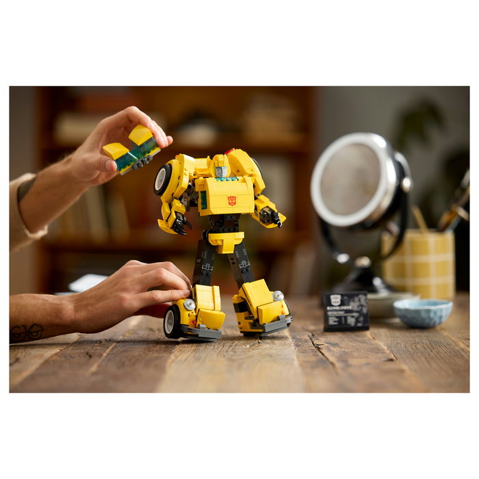 LEGO Bumblebee 10338 - Juego de Construcción Icons 950 Piezas, Modelo para Adultos de 18+ Años, Plástico, Multicolor