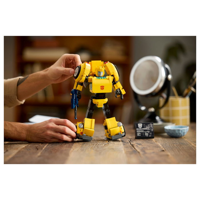 LEGO Bumblebee 10338 - Juego de Construcción Icons 950 Piezas, Modelo para Adultos de 18+ Años, Plástico, Multicolor