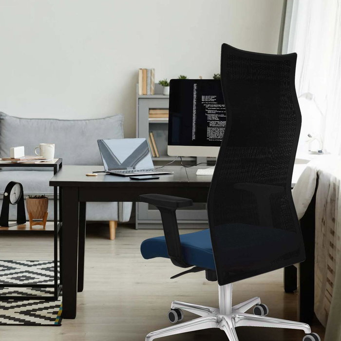 Sillón Albacete con mecanismo Sincro tapizada con Similpiel color Marrón y malla color Blanco. Equipado con Base aluminio, Brazos 2D y Ruedas 65 mm parqué