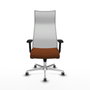Sillón Albacete con mecanismo Sincro tapizada con Similpiel color Marrón y malla color Blanco. Equipado con Base aluminio, Brazos 2D y Ruedas 65 mm parqué