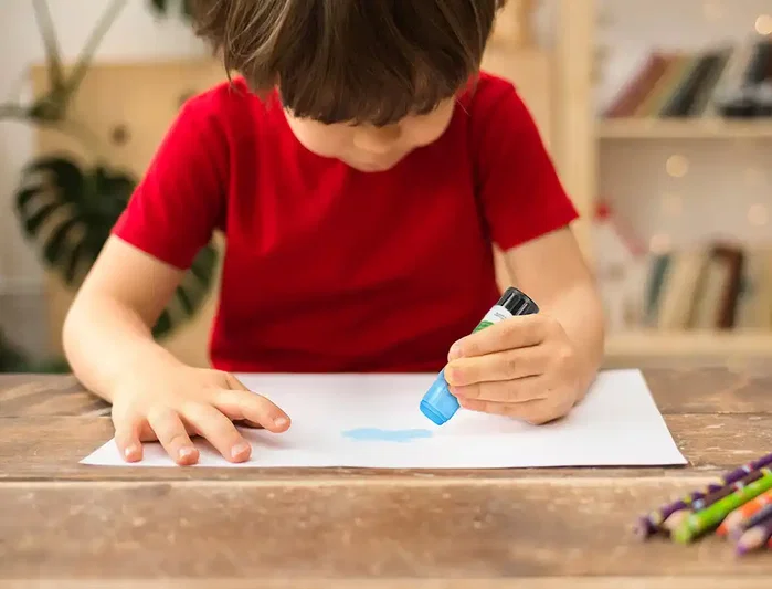 Liderpapel - Pegamento en Barra Trazo Mágico 15 g, Colores Neón Surtidos (Celeste, Amarillo, Rosa, Verde), Secado Rápido, Uso Escolar y Oficina