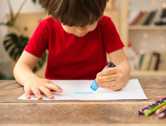 Liderpapel - Pegamento en Barra Trazo Mágico 15 g, Colores Neón Surtidos (Celeste, Amarillo, Rosa, Verde), Secado Rápido, Uso Escolar y Oficina