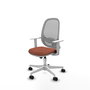 Silla de oficina Cilanco con mecanismo Sincro tapizada con Tela color Marrón y malla color Gris. Equipada con lumbar 1D, Reposabrazos blancos y Ruedas 65mm nailon