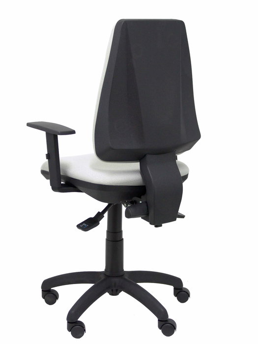 Silla de oficina Elche con mecanismo Asincro tapizada con Tela color Verde oliva. Equipada con Base poliamida negra, Brazos 1D y Ruedas de nailon 50 mm