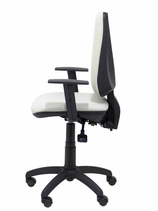 Silla de oficina Elche con mecanismo Asincro tapizada con Tela color Verde oliva. Equipada con Base poliamida negra, Brazos 1D y Ruedas de nailon 50 mm