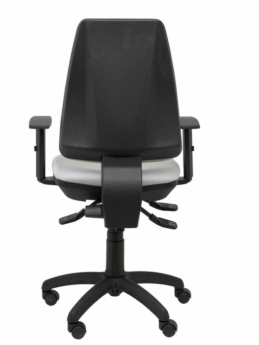 Silla de oficina Elche con mecanismo Asincro tapizada con Tela color Verde oliva. Equipada con Base poliamida negra, Brazos 1D y Ruedas de nailon 50 mm