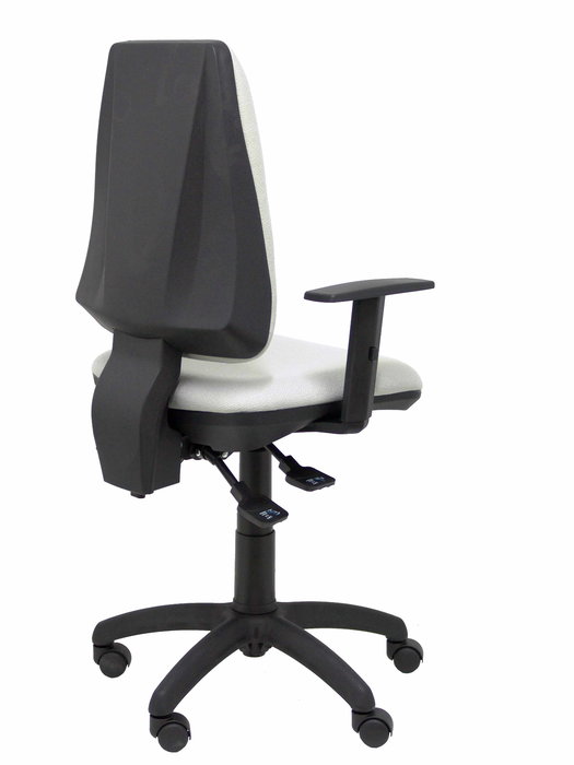 Silla de oficina Elche con mecanismo Asincro tapizada con Tela color Verde oliva. Equipada con Base poliamida negra, Brazos 1D y Ruedas de nailon 50 mm