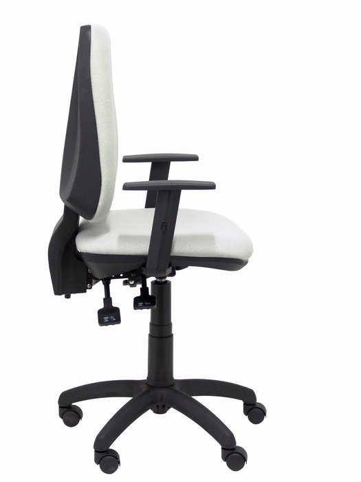 Silla de oficina Elche con mecanismo Asincro tapizada con Tela color Verde oliva. Equipada con Base poliamida negra, Brazos 1D y Ruedas de nailon 50 mm