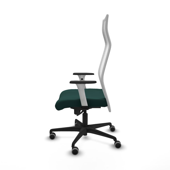 Sillón Albacete con mecanismo Sincro tapizada con Similpiel color Verde botella y malla color Blanco. Equipado con Base nailon negra, Brazos 1D y Ruedas 65 mm parqué