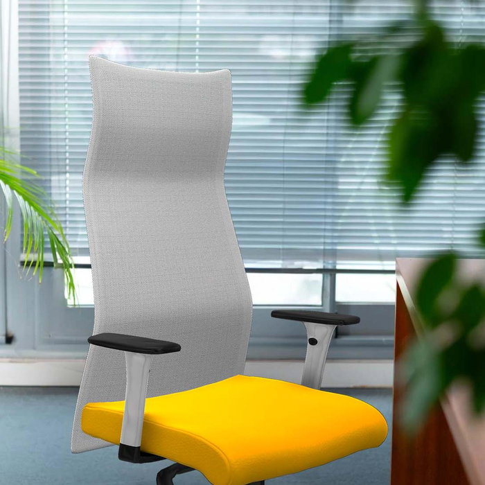 Sillón Albacete con mecanismo Sincro tapizada con Similpiel color Verde botella y malla color Blanco. Equipado con Base nailon negra, Brazos 1D y Ruedas 65 mm parqué