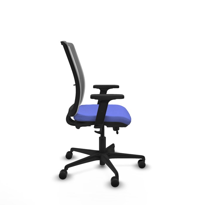 Silla de oficina Haches con mecanismo Sincro/Traslack tapizada con Tela color Azul claro y malla color Gris. Equipada con lumbar 1D, Brazos 2D y Ruedas 65mm nailon