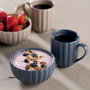 Day Mug 380 ml - Taza de Gres con Relieve y Asa, Capacidad 380 ml, Apto Lavavajillas, Colores Surtidos (Beige, Gris)