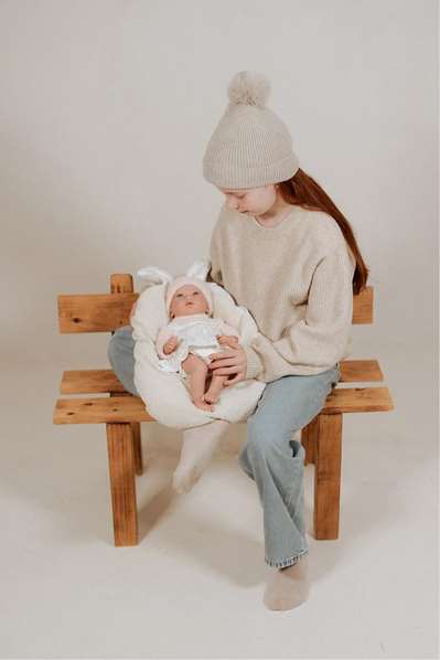 Muñecas Arias Muñeca Elegance 40 cm Aria Beige con Cojín - Muñeco de Peso - Edad 3-99 años