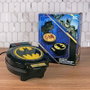 Uncanny Brands Gofrera Batman DC Comics con impresión de logo