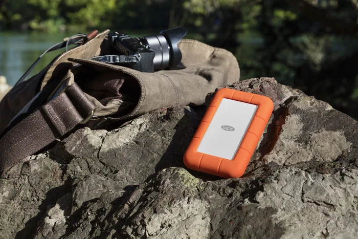 LaCie Rugged Secure STFR2000403 Disco Duro Externo Portátil 2TB USB-C 3.2 Gen 1 Cifrado AES-256 bits, Resistente a Golpes, Agua y Caídas, Compatible PC/Mac, Color Naranja y Blanco