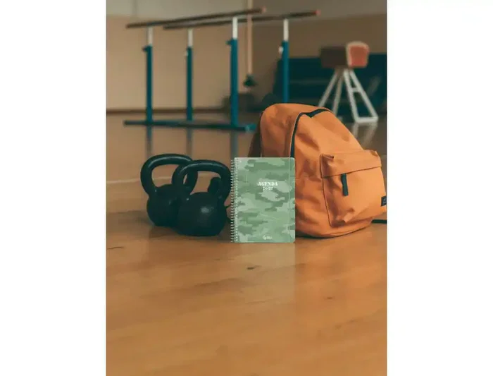 Liderpapel Agenda Escolar 2026-2027 Military - A6+ Día Página, Espiral, Bilingüe, Verde Militar, Papel FSC 80g con Gomilla y Pegatinas