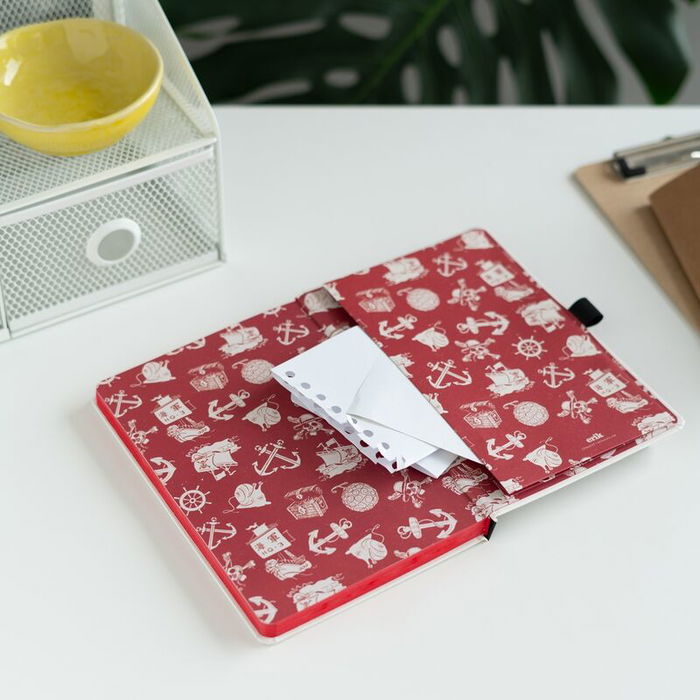 ERIK Cuaderno A5 One Piece Premium Tapa Dura 96 Hojas con Bolígrafo Proyector Incluido