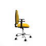 Silla de oficina Algarra con mecanismo Contacto permanente básico tapizada con Tela color Amarillo. Equipada con Base cromada, Brazos 1D y Ruedas de nailon 50 mm