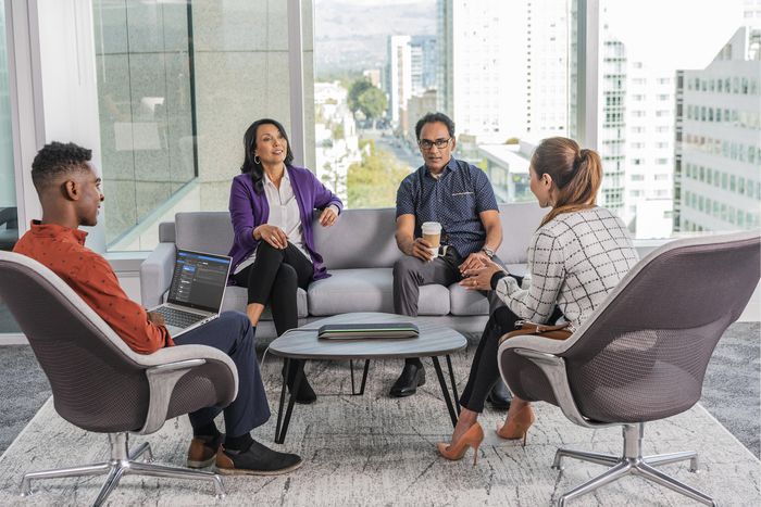 Poly Sync 60 Certificado para Microsoft Teams Altavoz Inteligente USB/Bluetooth para Salas de Conferencia