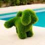 Faura Figura de Césped Artificial Perro Levantando la Patita, Decoración de Jardín Resistente a la Intemperie y UV con Elementos de Fijación, 24 x 35 x 35 cm