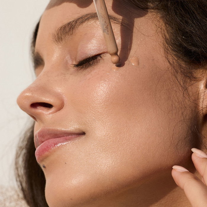 Gosh DEWY Foundation Drops SPF15 #006-Medium, gotas de base fluida con cobertura natural y efecto glass skin, 12 g