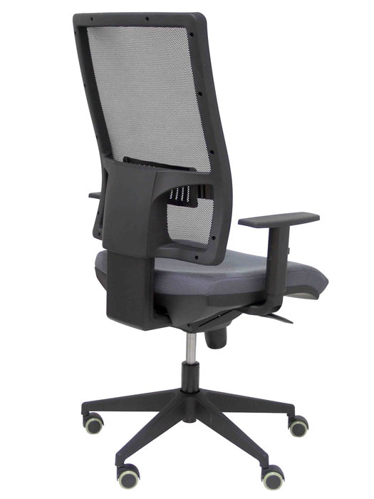 Silla de oficina Horna con mecanismo Sincro tapizada con Tela color Gris oscuro y malla color Negro. Equipada con lumbar 1D, Brazos 1D y Ruedas de parqué
