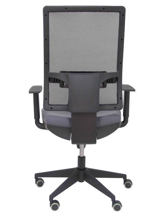 Silla de oficina Horna con mecanismo Sincro tapizada con Tela color Gris oscuro y malla color Negro. Equipada con lumbar 1D, Brazos 1D y Ruedas de parqué